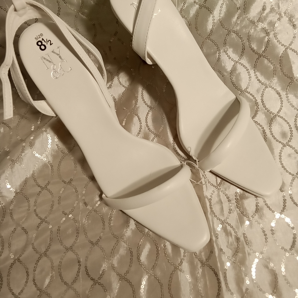 NWT NY & Co white heels